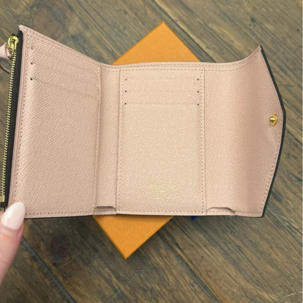 Louis Vuitton Victorine Wallet Ballerine Pink and Monogram - Picture 4 of 10